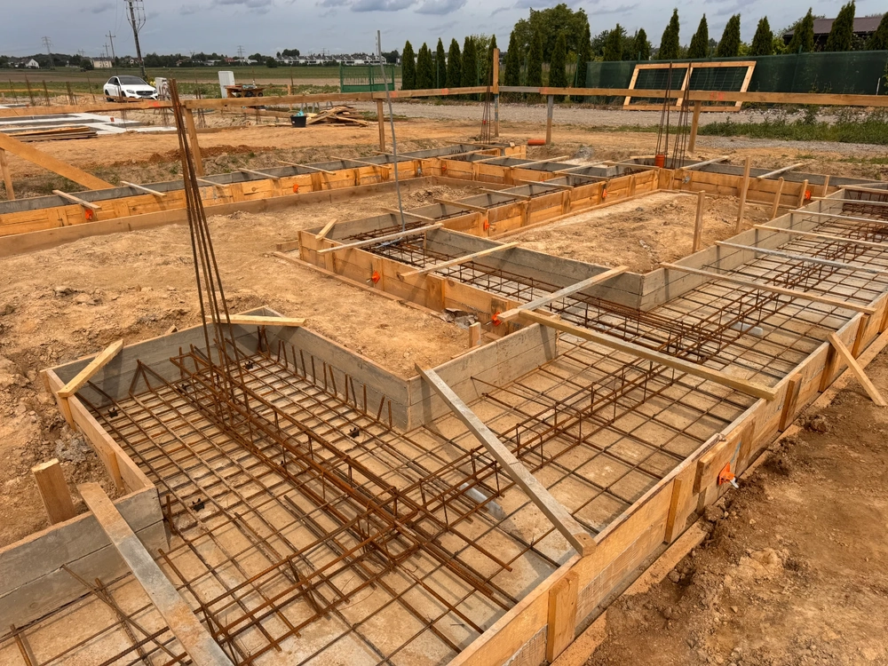 Szalunek i zbrojenie płyty fundamentowej pod dom jednorodzinny