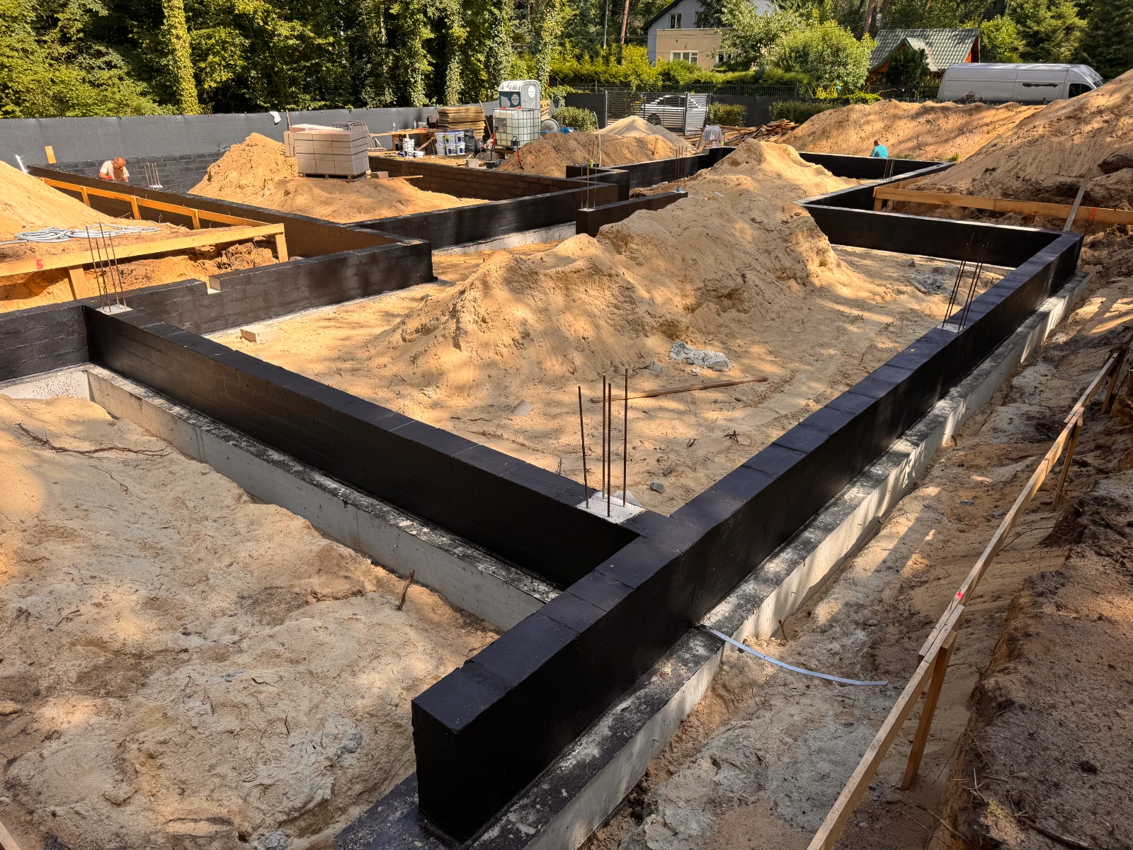 Izolacja fundamentów – wykopy i ściany ław fundamentowych zabezpieczone masą bitumiczną